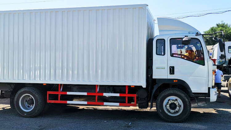Howo 4x2 Light Cargo Box Truck Manufacture Price in Madagascar